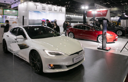 올해 서울모터쇼에 첫 출전하는 테슬라가 전시 중인 모델S P100D의 가격은 1억2500만원이다. 사진은 부스에 전시 중인 모델S P100D를 둘러보는 관람객들. 박동욱기자 fufus@